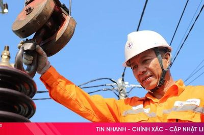 'Đội nắng' giữ dòng điện thông suốt