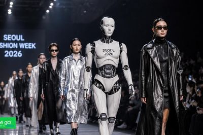 Robot hình người lên sàn diễn thời trang Seoul