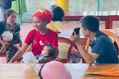 Hỗ trợ 3 mẹ con đi bộ 'xuyên Việt' giữa trời nắng gắt trở về nhà