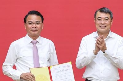 Công bố, trao quyết định của Bộ Chính trị về công tác cán bộ