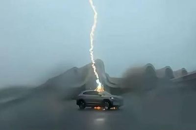 Ô tô có thực sự an toàn khi bị sét đánh?