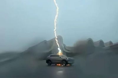 Ô tô có thực sự an toàn khi bị sét đánh?