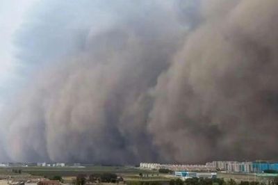 'Bức tường đen' khổng lồ bao trùm cả thành phố, cảnh tượng khiến người dân bàng hoàng