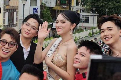 Clip khán giả vây kín Hương Giang ngay sau khi vừa về nước, quang cảnh gây ngỡ ngàng