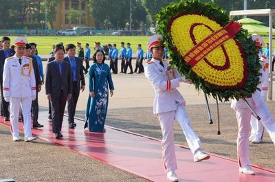 Đại biểu dự Đại hội Công đoàn Việt Nam XIV viếng Lăng Chủ tịch Hồ Chí Minh