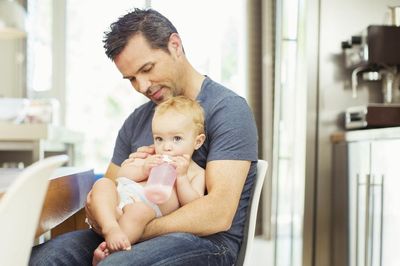 Những ông bố chọn giảm giờ làm để ở nhà chăm con