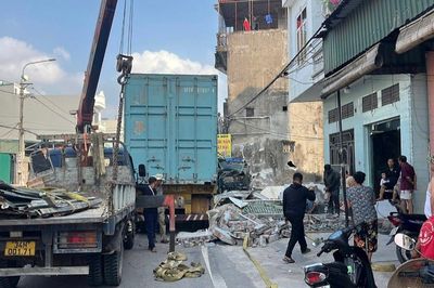 Sau cú đâm mạnh của xe container, 1 lán nhà dân bị sập hoàn toàn