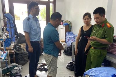 Niêm phong máy móc, sản phẩm của Công ty Dệt may Hương Quỳnh vì nghi sản xuất hàng hóa giả mạo nhãn hiệu