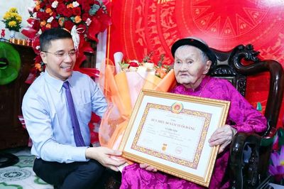 Trao tặng Huy hiệu 80 năm tuổi Đảng cho đảng viên Vũ Thị Xâm