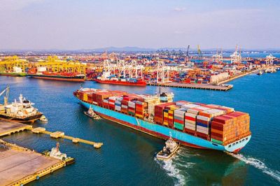 Xuất nhập khẩu bứt phá, cán cân thương mại nghiêng về nhập siêu