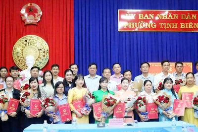 Phường Tịnh Biên trao quyết định tiếp nhận và phân công công chức, viên chức