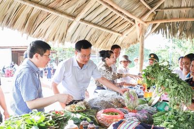 Bí thư Thành ủy Đà Nẵng Lê Ngọc Quang dự khai trương chợ điểm dân sinh Đắc Rế tại xã La Dêê