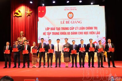 Cấp bằng Trung cấp lý luận chính trị cho 25 học viên Lào