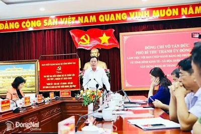 Phó Bí thư Thành ủy Võ Tấn Đức làm việc với phường Xuân Lộc