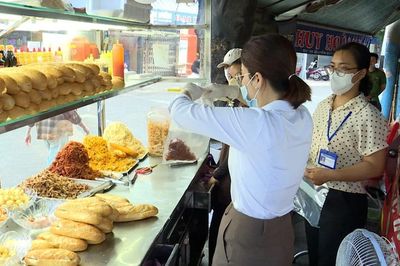 Giám sát nguy cơ mất an toàn thực phẩm tại các cơ sở kinh doanh bánh mì