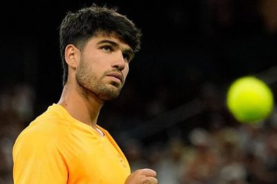 Carlos Alcaraz tập luyện bằng tay trái và thông điệp bình đẳng tại Roland Garros