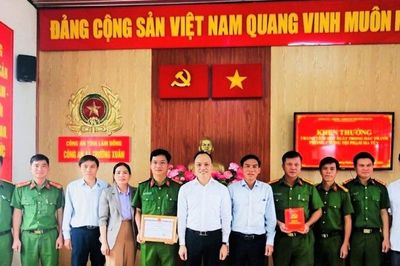 Khen thưởng đột xuất Công an xã Trường Xuân