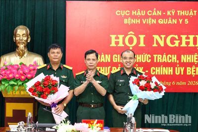 Bàn giao chức trách, nhiệm vụ Bí thư Đảng ủy, Chính ủy Bệnh viện Quân y 5
