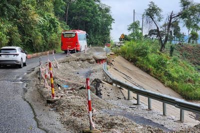 Gấp rút khắc phục hư hỏng, đứt gãy nền đường QL24