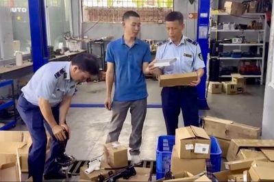 Phát hiện hơn 800 phụ tùng ô tô nghi giả mạo nhãn hiệu PEUGEOT tại Hà Nội