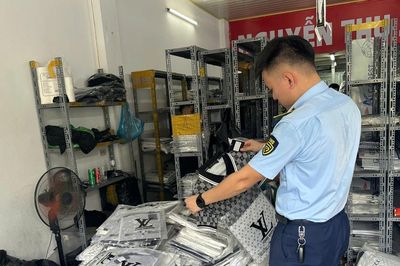Hà Nội: Lực lượng quản lý thị trường kiểm tra, thu giữ hàng loạt hàng hóa giả mạo, không rõ nguồn gốc