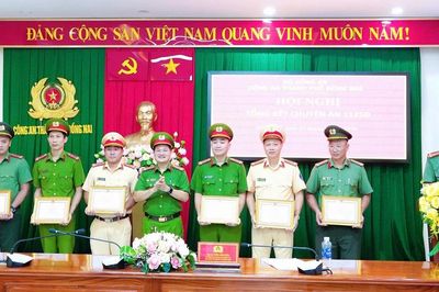 Khen thưởng các tập thể, cá nhân phá chuyên án mua bán dữ liệu cá nhân