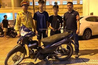 Mang kiếm đi 'phòng thân', hai thiếu niên bị lực lượng chức năng phát hiện