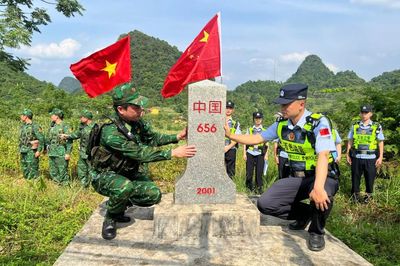 Phối hợp tuần tra song phương bảo vệ đường biên, mốc giới