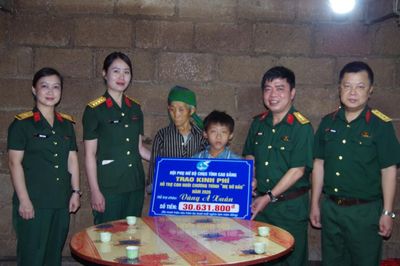 Bộ Chỉ huy Quân sự tỉnh trao kinh phí hỗ trợ con nuôi Chương trình 'Mẹ đỡ đầu'