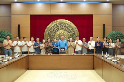 Đoàn đại biểu Liên đoàn Lao động tỉnh Cà Mau tham quan Nhà Quốc hội