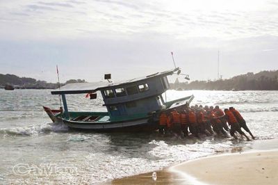50 cán bộ, chiến sĩ Vùng 5 Hải quân cứu tàu cá mắc cạn trong sóng lớn