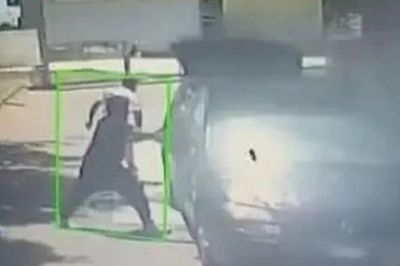 4 thi thể trong ô tô cháy rụi ở Ý: Camera tiết lộ manh mối rúng động