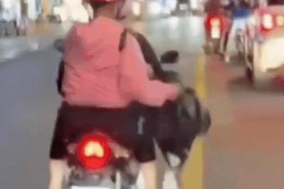 TPHCM: Phạt nghiêm minh 2 phụ nữ rải vàng mã xuống đường để 'xả xui'