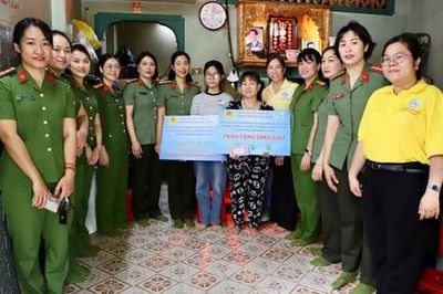 Lan tỏa yêu thương từ Chương trình 'Mẹ đỡ đầu' của phụ nữ Công an TPHCM