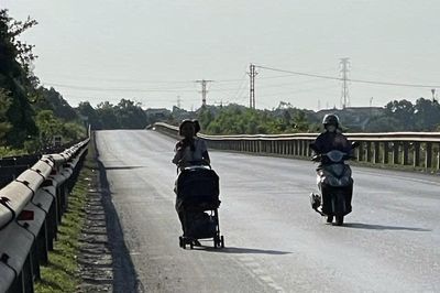 Hai đứa trẻ cùng mẹ xuyên miền Trung dưới nắng 40 độ C: Yêu cầu theo dõi chặt chẽ