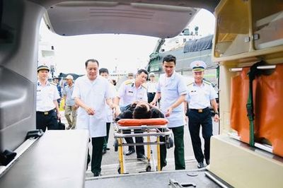 Tàu Trường Sa 20, Lữ đoàn 955 đưa ngư dân bị nhiễm trùng đường ruột vào bờ an toàn