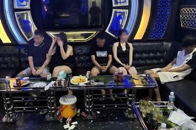 Mẹ vợ và hai con rể giúp nhân viên quán karaoke bán dâm cho khách