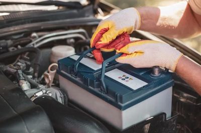 Tại sao ắc quy nguyên bản theo xe rất bền, trong khi bình thay thế thường nhanh hỏng hơn?