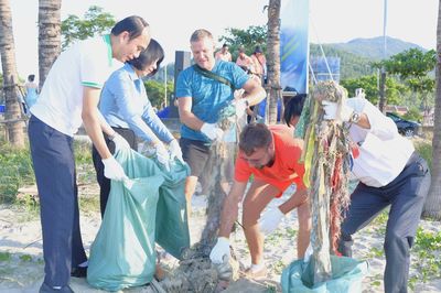 Ra quân làm sạch bãi biển Đà Nẵng nhân ngày môi trường thế giới