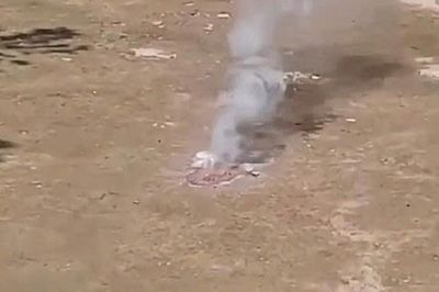 Đốm lửa lạ bốc cháy giữa sân nhà ở Sơn La