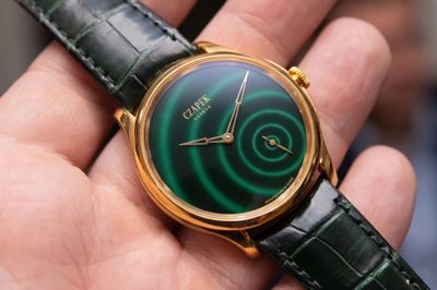 Đồng hồ xa xỉ phải nung 8 lần mới hoàn thiện gây chú ý