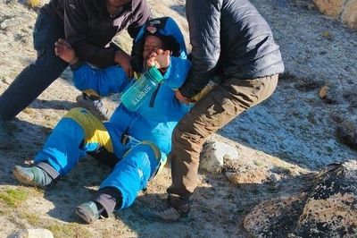 Gia đình làm lễ cầu siêu, hướng dẫn viên Everest bất ngờ trở về