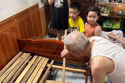 Vừa về thăm cụ 5 phút, 'khối nghỉ hè' đã nhảy nhót sập cả giường