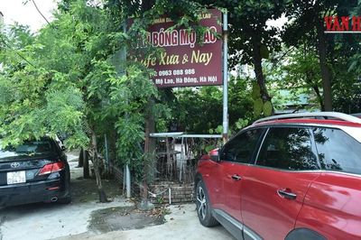Góc khuất sau những khu đất thể thao bị 'xẻ thịt' giữa lòng Hà Nội