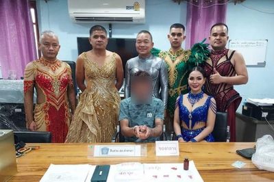 Sự thật sau bức ảnh 'vũ công cảnh sát' gây nhầm lẫn toàn cầu