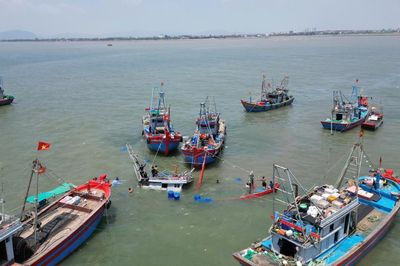 Lai dắt tàu cá gặp nạn vào bờ