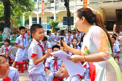 Trường học huy động nguồn lực tặng sách giáo khoa làm quà chào đón học sinh vào lớp Một