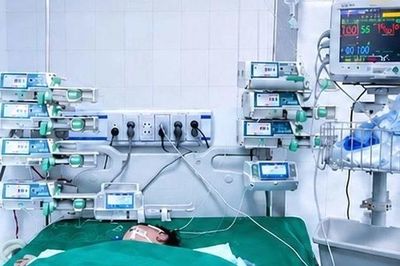 Cứu sống bé trai 2 tuổi nguy kịch do biến chứng tay chân miệng