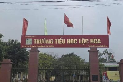 Công an xác minh thông tin trường học 'cắt tiền thưởng để in giấy khen'