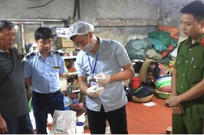Phát hiện hơn 250kg giò, chả chứa chất cấm tại cơ sở Bảng An